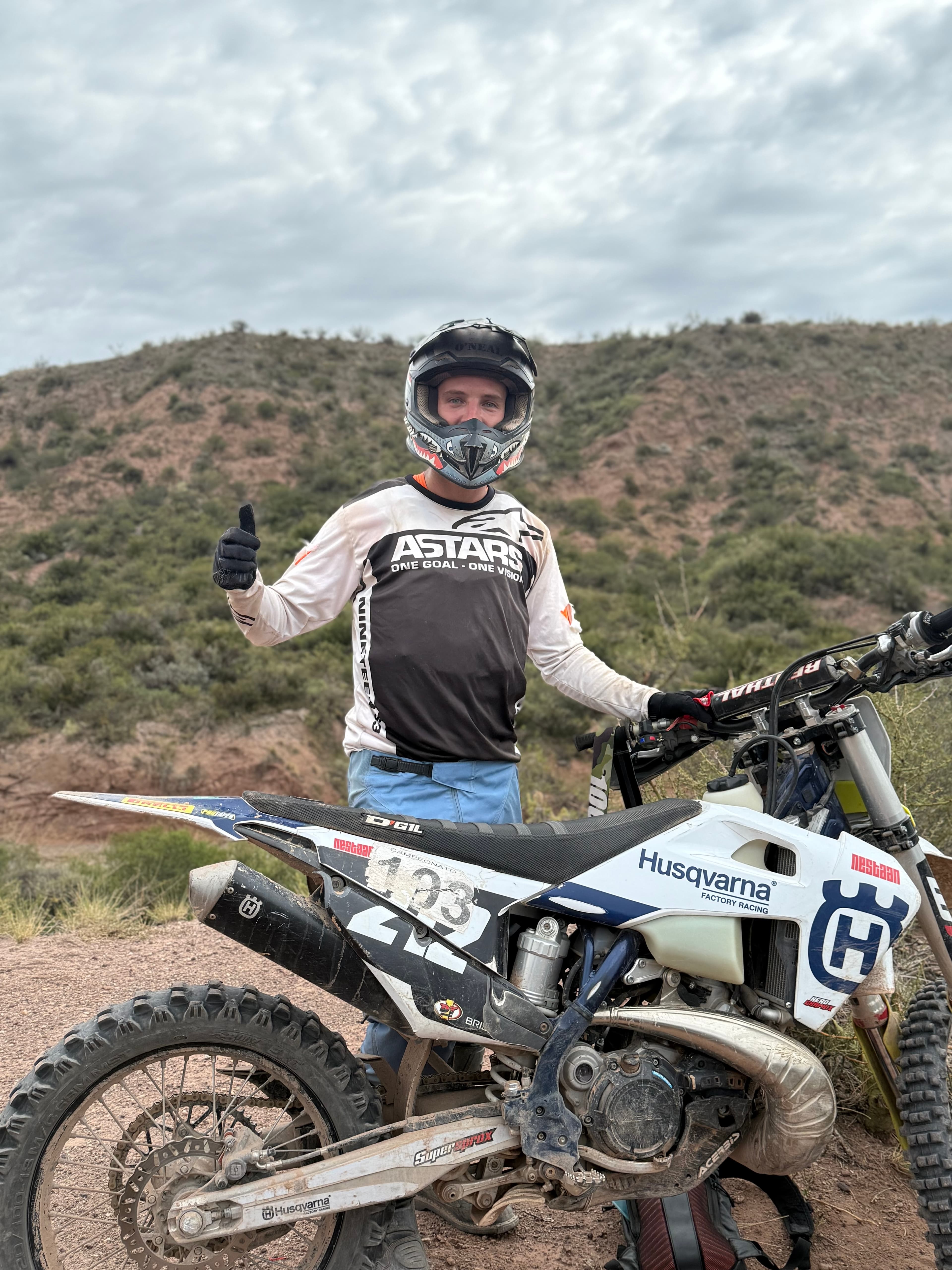 Juanse arriba de su moto, en la montaña